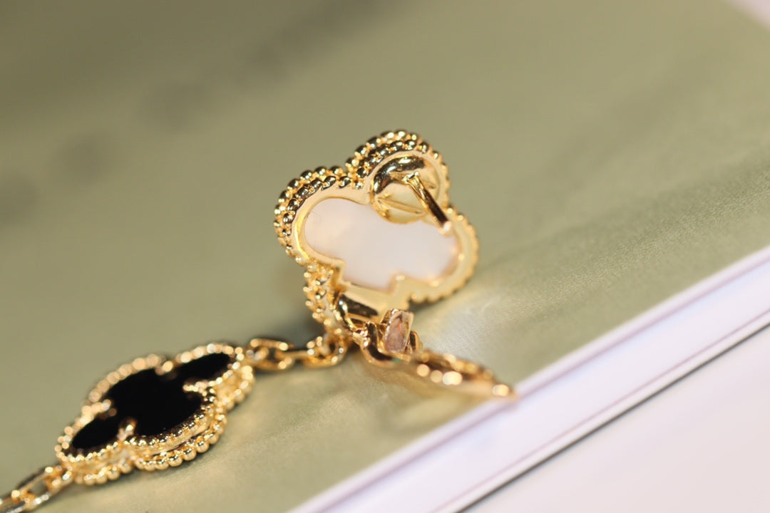 ??Loco?¡¥CLOVER EARRINGS GOLD ONYX MOP 3 MOTIF