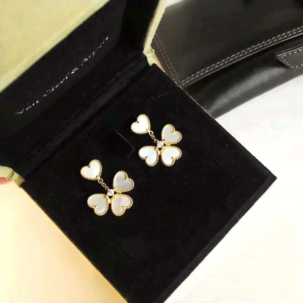 ??Loco?¡¥CLOVER SWEET WHITE MOP EARRINGS