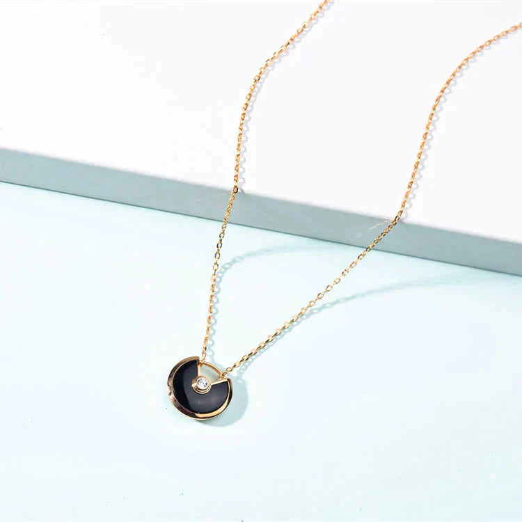 ??Loco?¡¥AMULETTE GOLD CARNELIAN ONYX NECKLACE