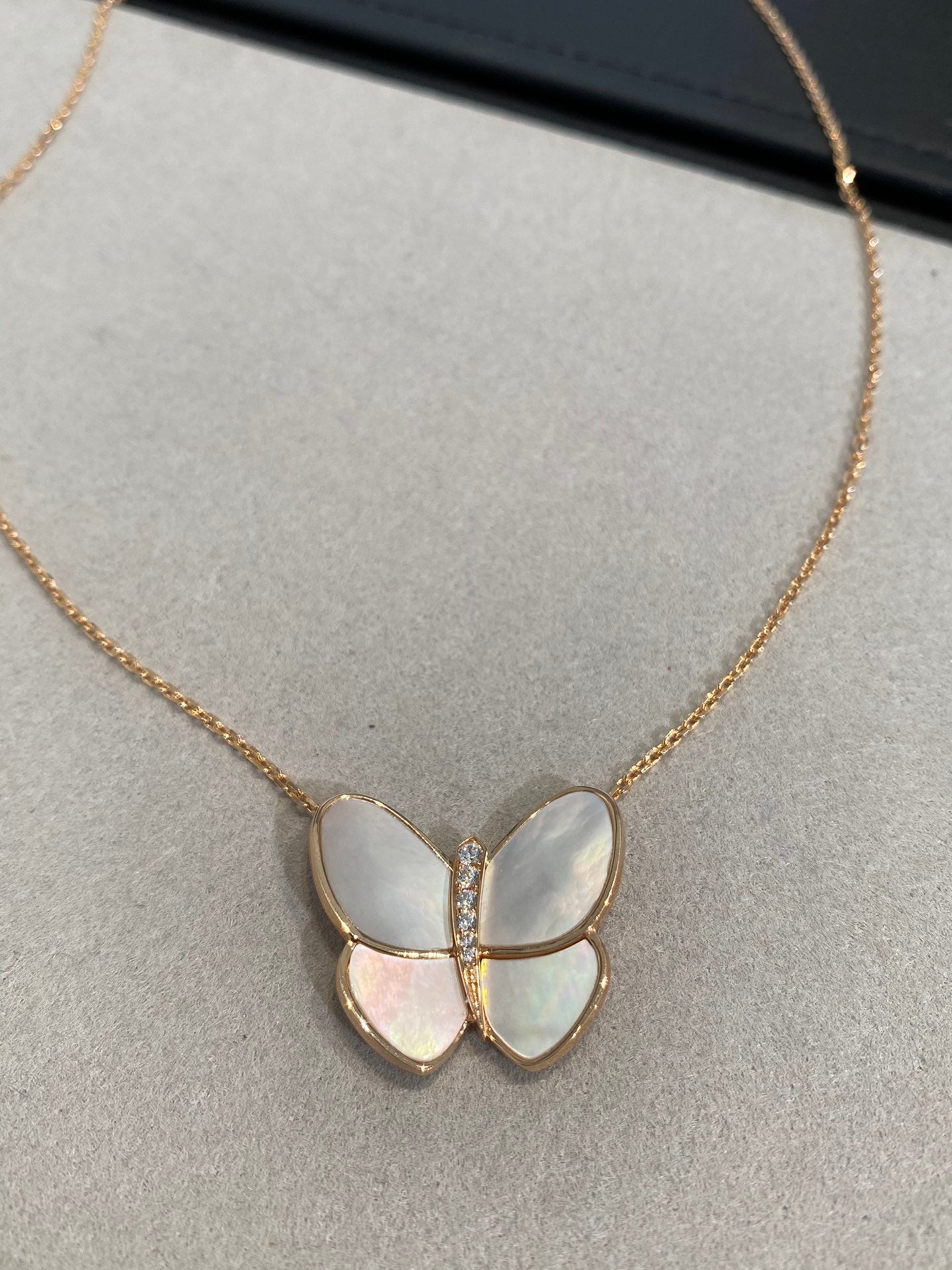 ??Loco?¡¥BUTTERFLY GOLD MOP DIAMOND NECKLACE
