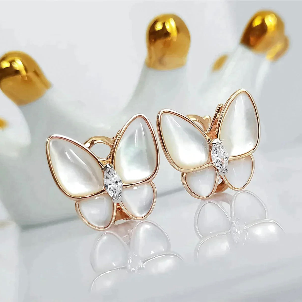 ??Loco?¡¥BUTTERFLY MOP DIAMOND EARRINGS