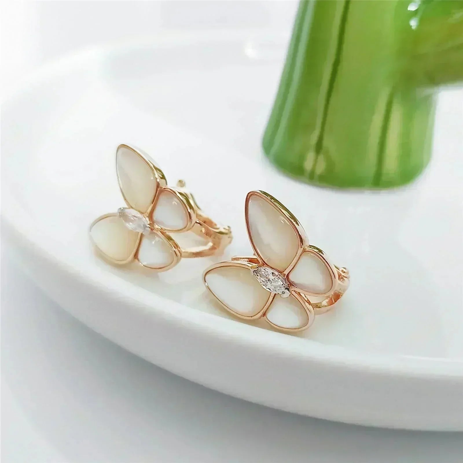 ??Loco?¡¥BUTTERFLY MOP DIAMOND EARRINGS