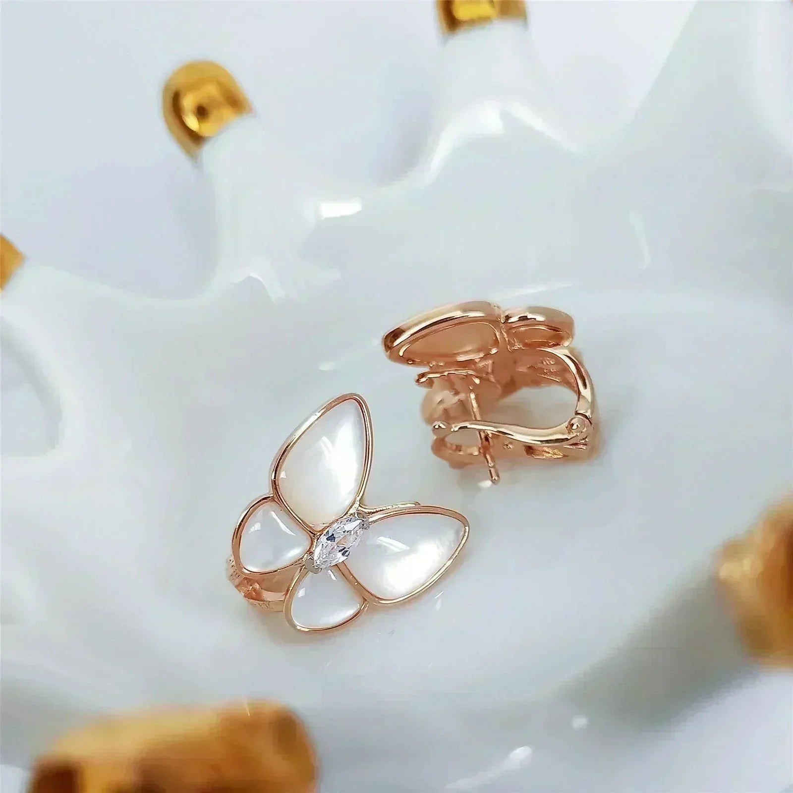 ??Loco?¡¥BUTTERFLY MOP DIAMOND EARRINGS