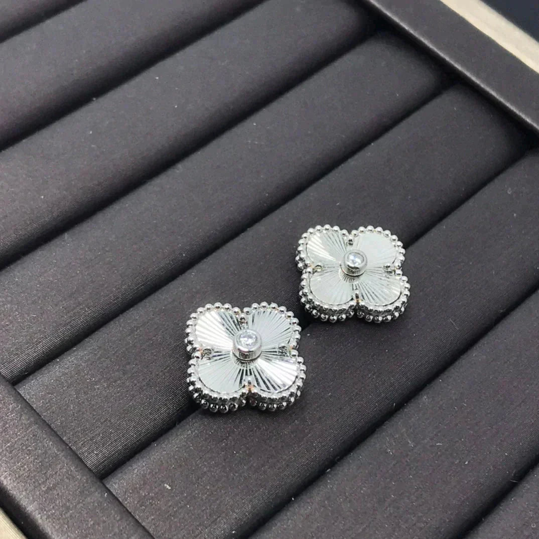 ??Loco?¡¥CLOVER MINI 9.5MM LASER EARRINGS
