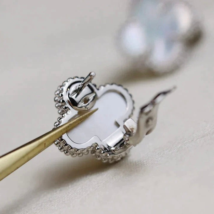 ??Loco?¡¥CLOVER MEDIUM 1 MOTIFS  WHITE MOP EARRINGS SILVER