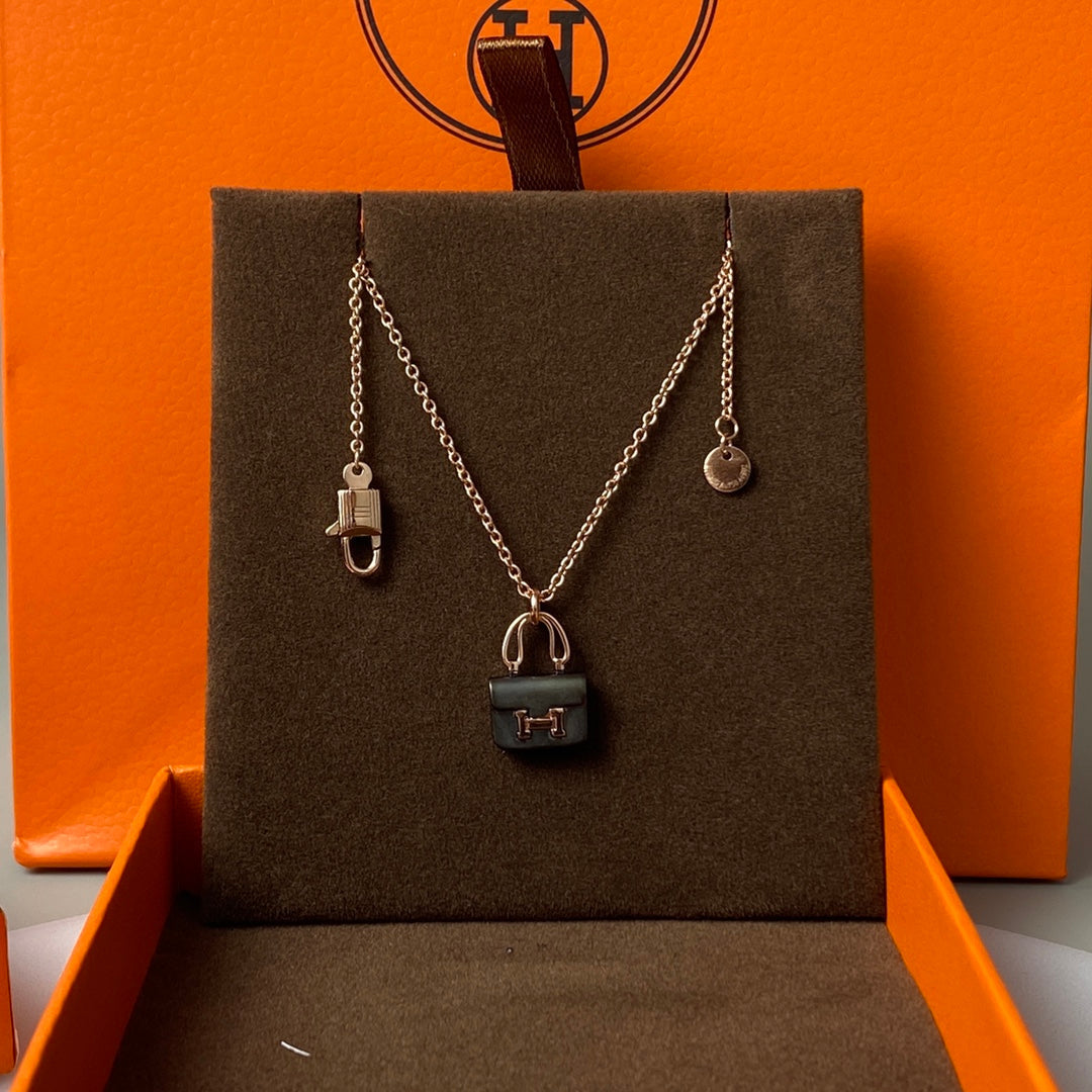 ??Loco?¡¥CONSTANCE BLACK PEDANT PINK GOLD NECKLACE