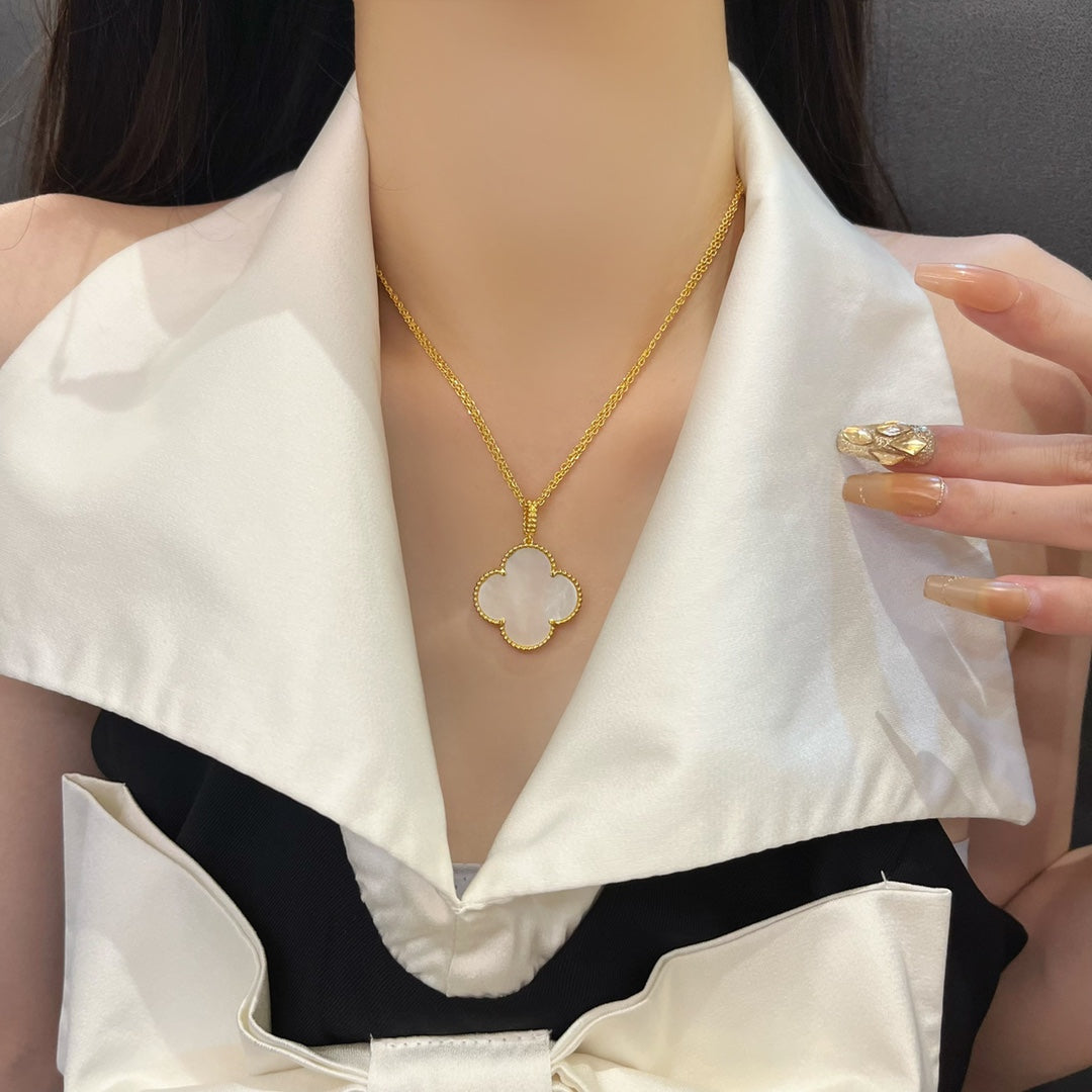 ??Loco?¡¥CLOVER 25MM MOP LARGE PENDANT NECKLACE