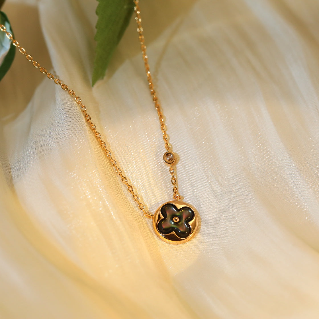 ??Loco?¡¥SUN PEDANT PINK GOLD 1 DIAMOND NECKLACE