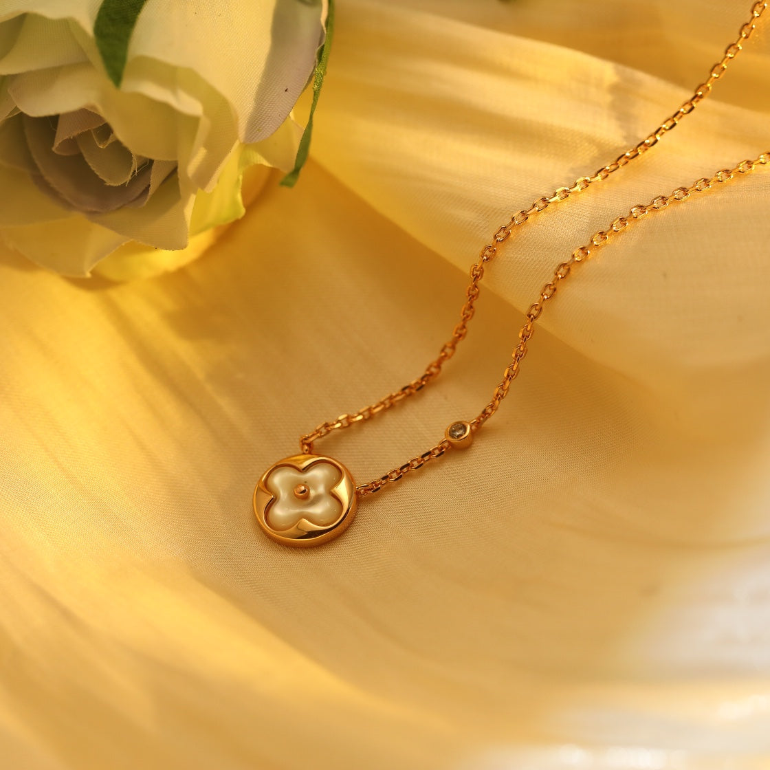 ??Loco?¡¥SUN PEDANT PINK GOLD 1 DIAMOND NECKLACE