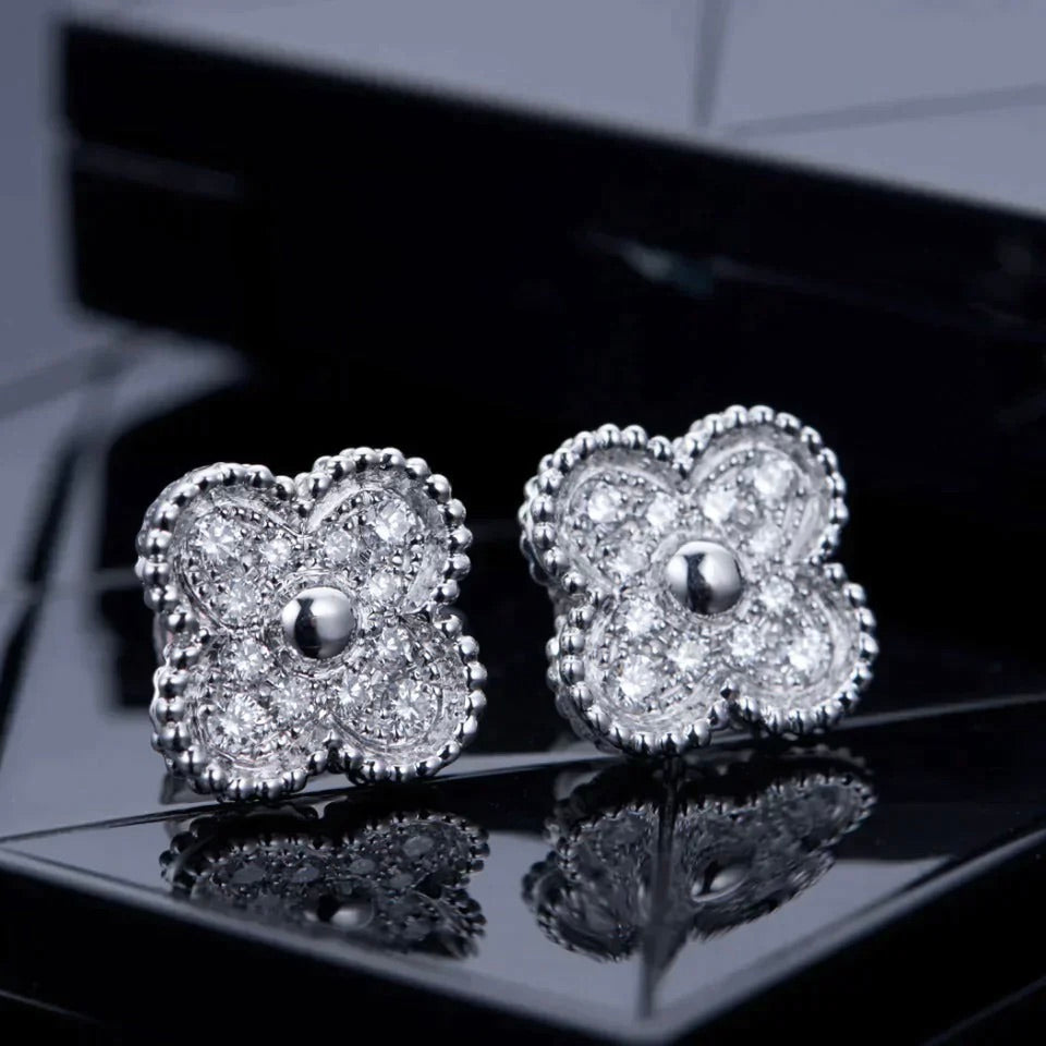 ??Loco?¡¥CLOVER 1 MOTIFS DIAMOND STUD EARRINGS SILVER