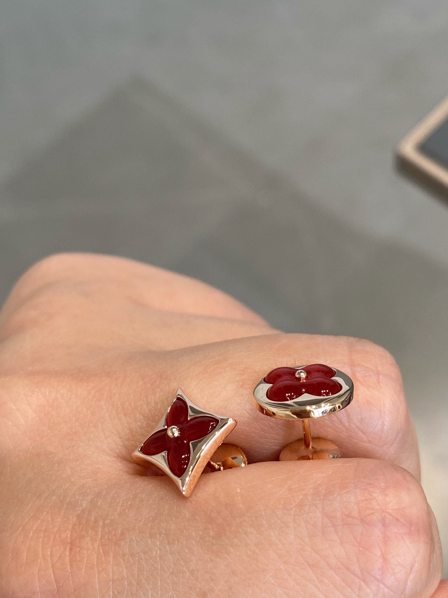 ??Loco?¡¥STAR AND SUN PINK GOLD CARNELIAN STUD EARRINGS