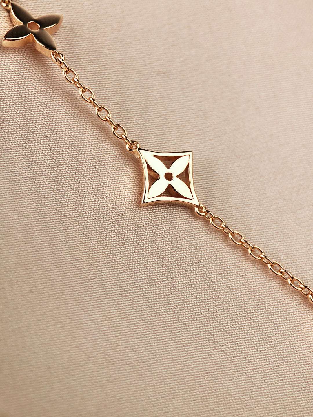 ??Loco?¡¥STAR AND SUN 7 MOTIFS GOLD BRACELET