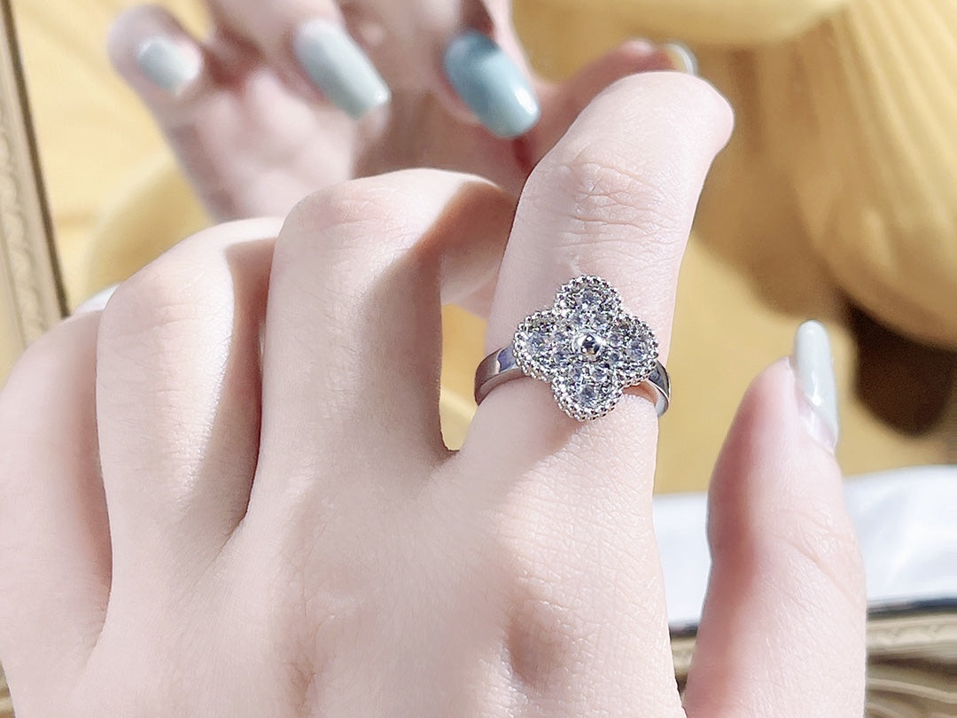??Loco?¡¥CLOVER DIAMOND RING