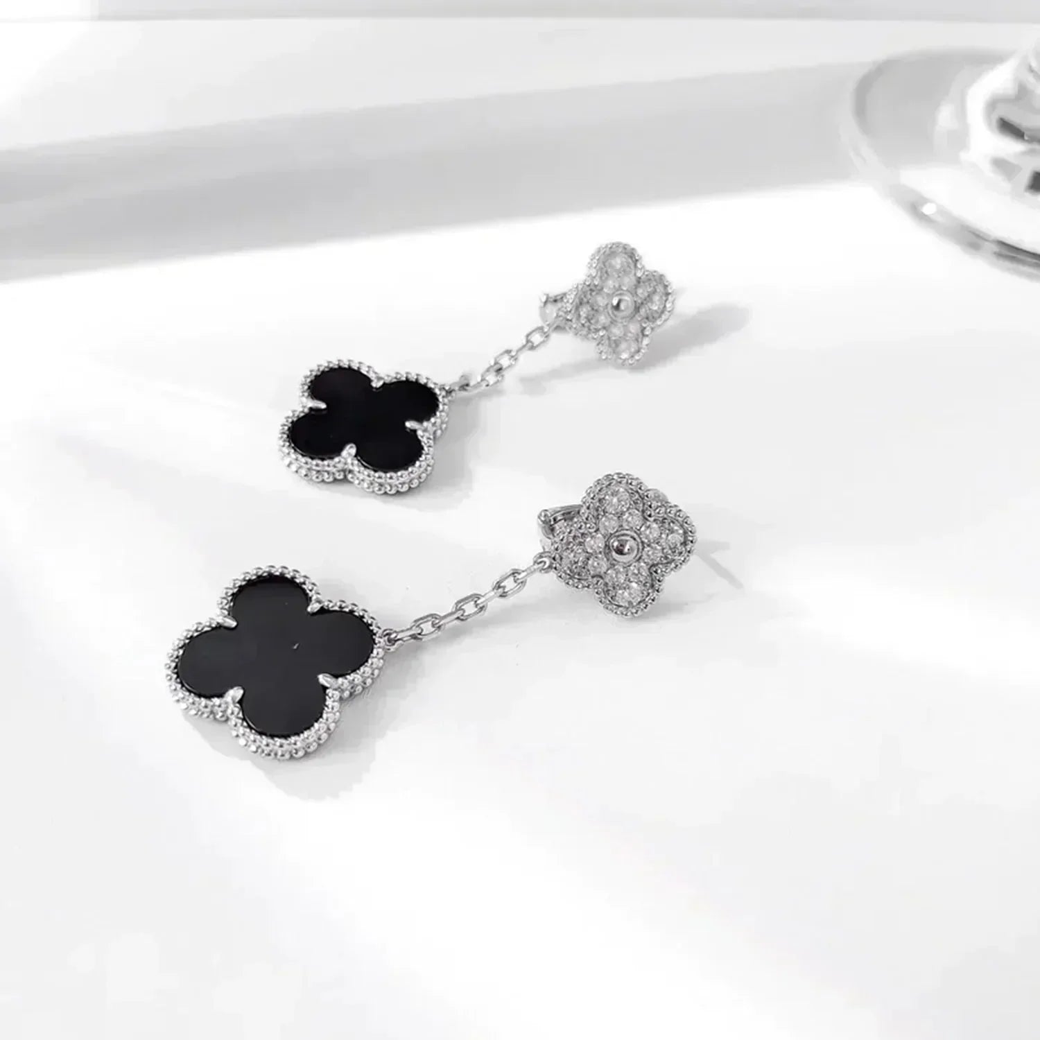 ??Loco?¡¥CLOVER 2 MOTIFS  DIAMOND ONYX EARRINGS SILVER