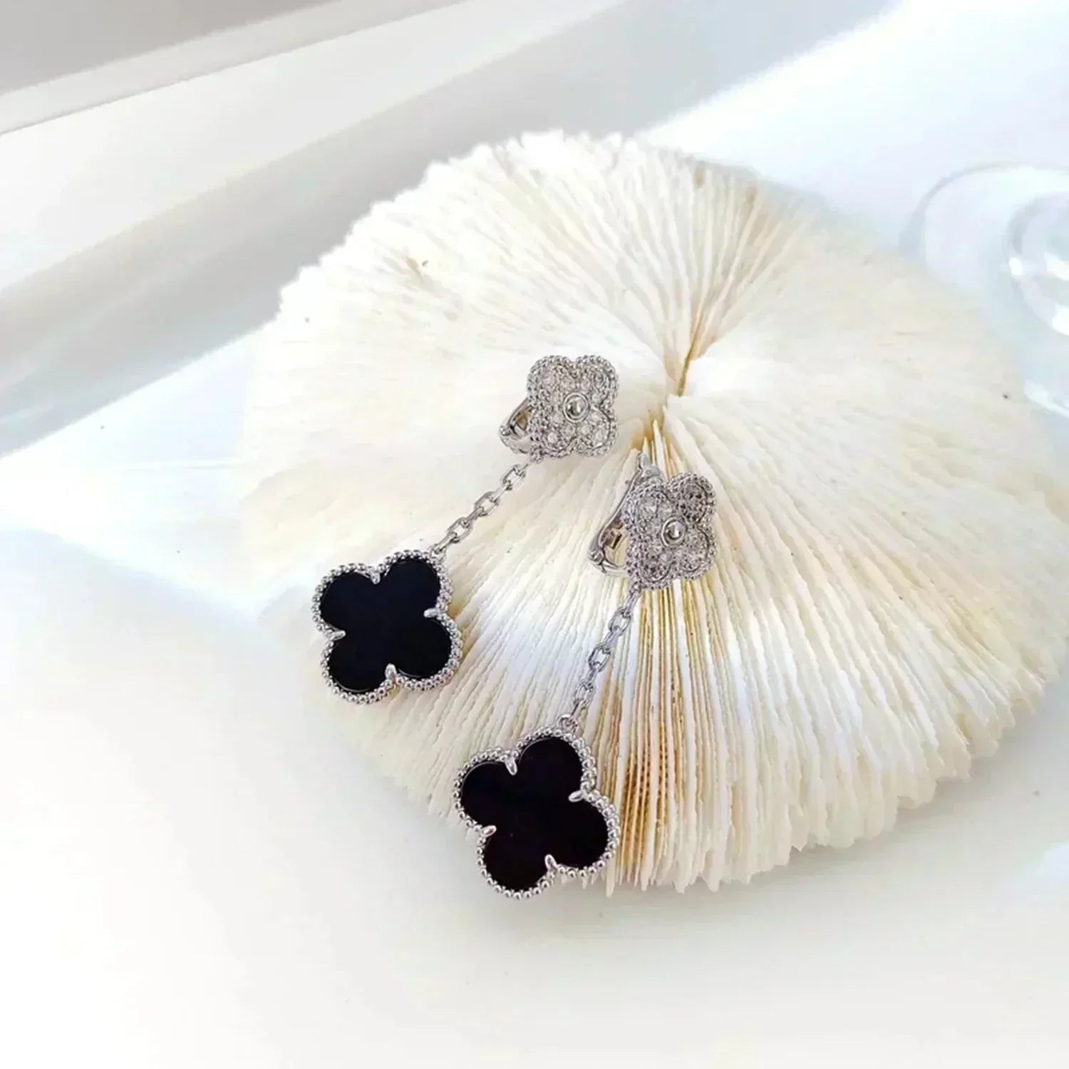 ??Loco?¡¥CLOVER 2 MOTIFS  DIAMOND ONYX EARRINGS SILVER