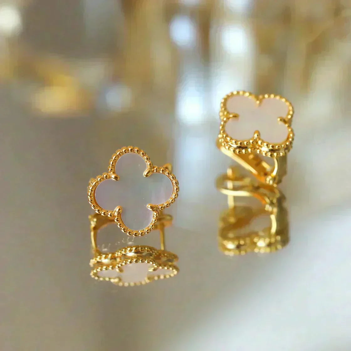 ??Loco?¡¥CLOVER MEDIUM 1 MOTIFS  WHITE MOP STUD EARRINGS