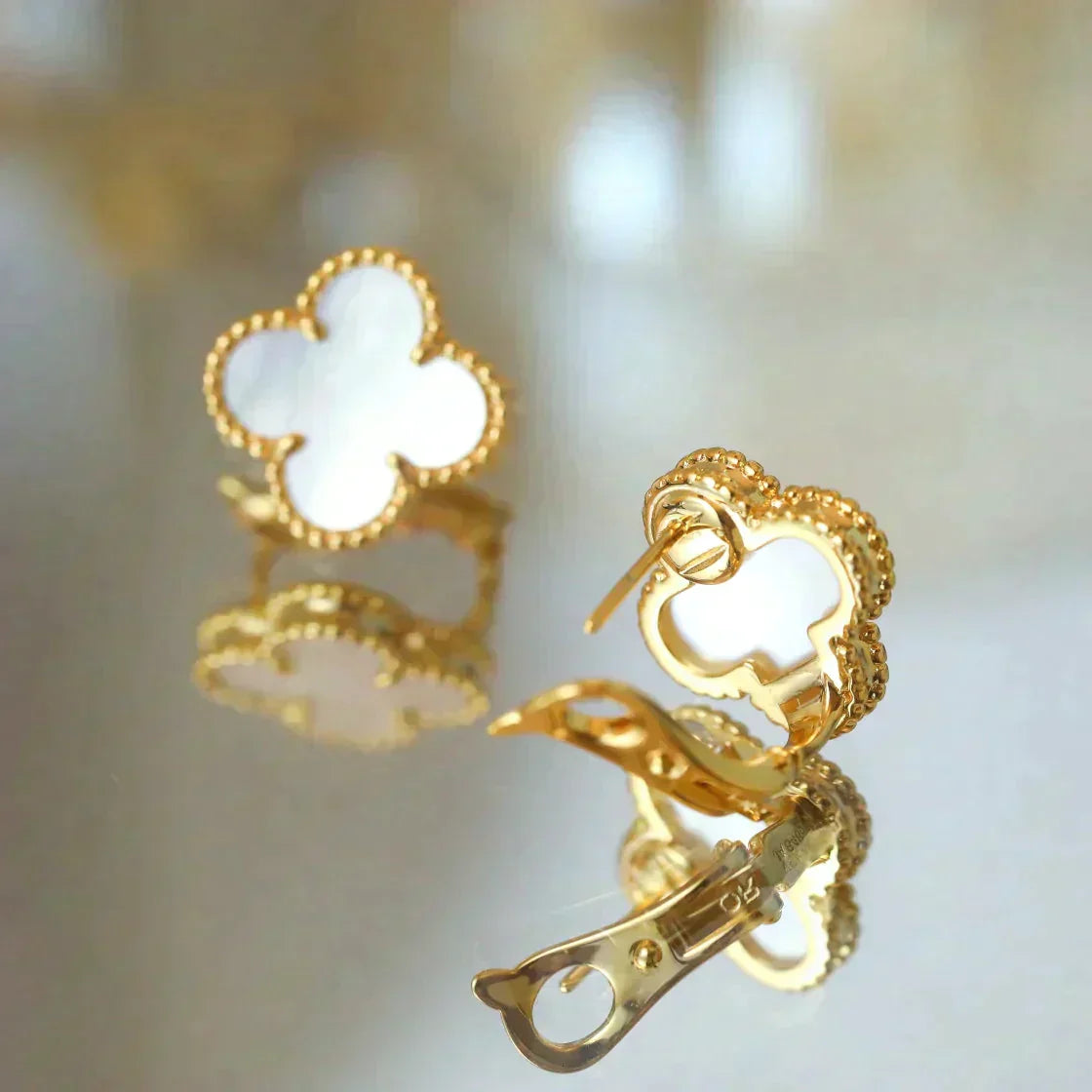 ??Loco?¡¥CLOVER MEDIUM 1 MOTIFS  WHITE MOP STUD EARRINGS