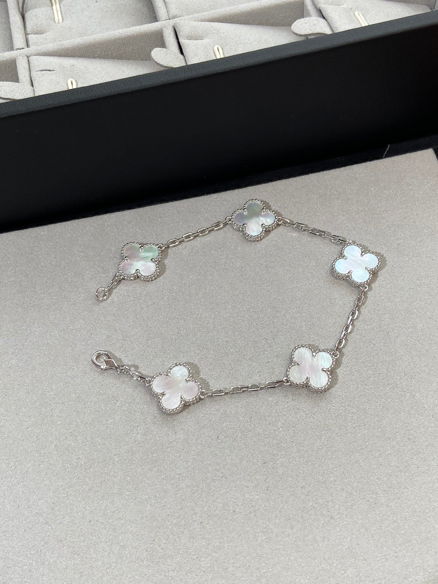 [Loco]New CLOVER WHITE PEARL MOP 5 MOTIF BRACELET COLLECTION