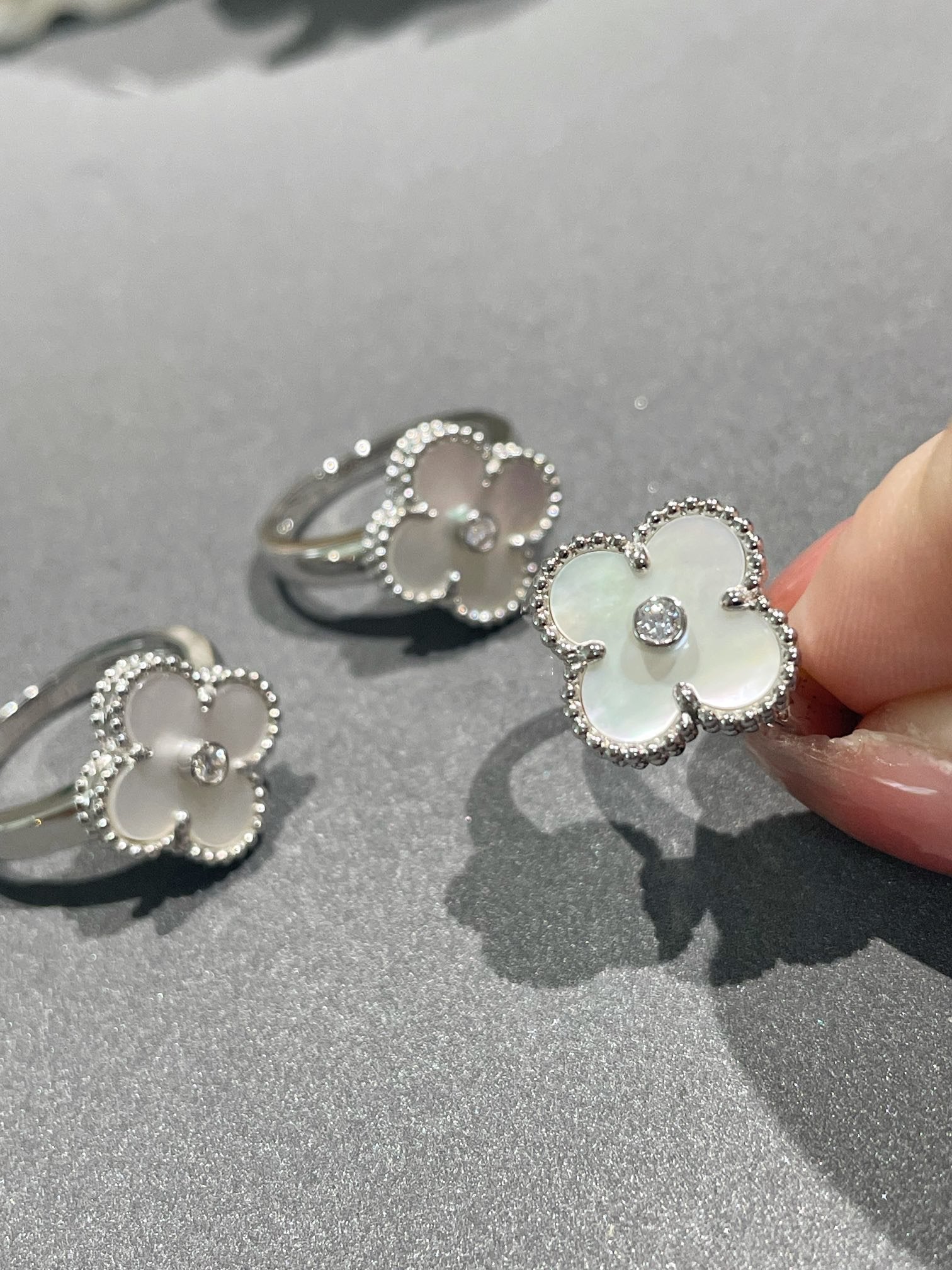 ??Loco?¡¥CLOVER SILVER MOP DIAMOND RING