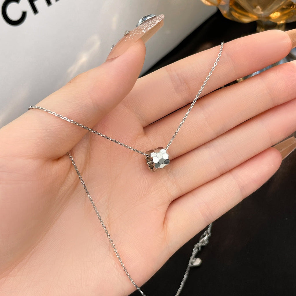 ??Loco?¡¥BEE MINI NECKLACE