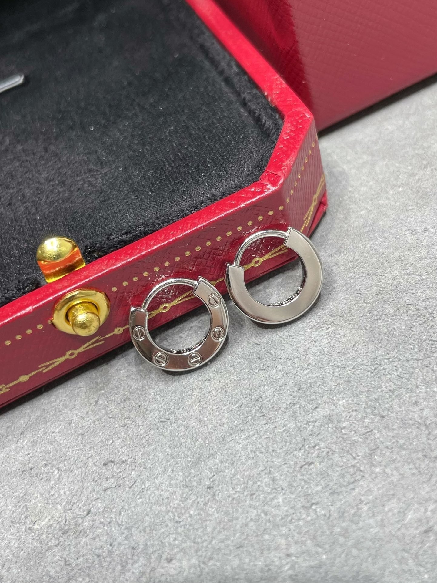 ??Loco?¡¥LOVE MINI EARRINGS