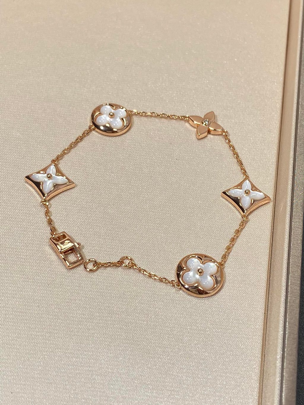 ??Loco?¡¥STAR AND SUN 5 MOTIF MOP PINK GOLD BRACELET
