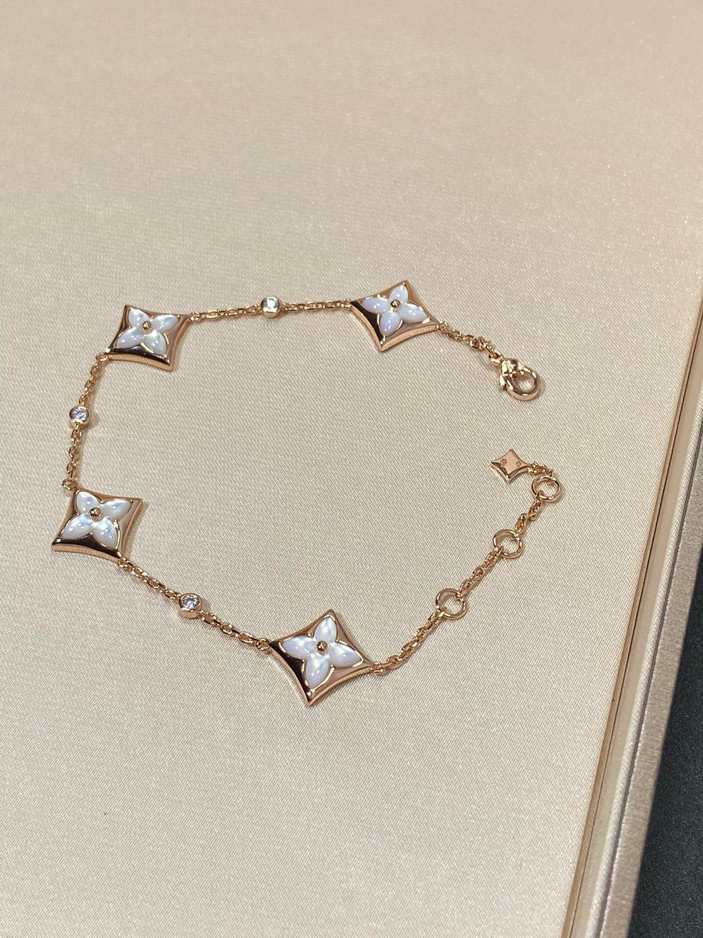 ??Loco?¡¥STAR 4 MOTIF MOP DIAMOND PINK GOLD BRACELET