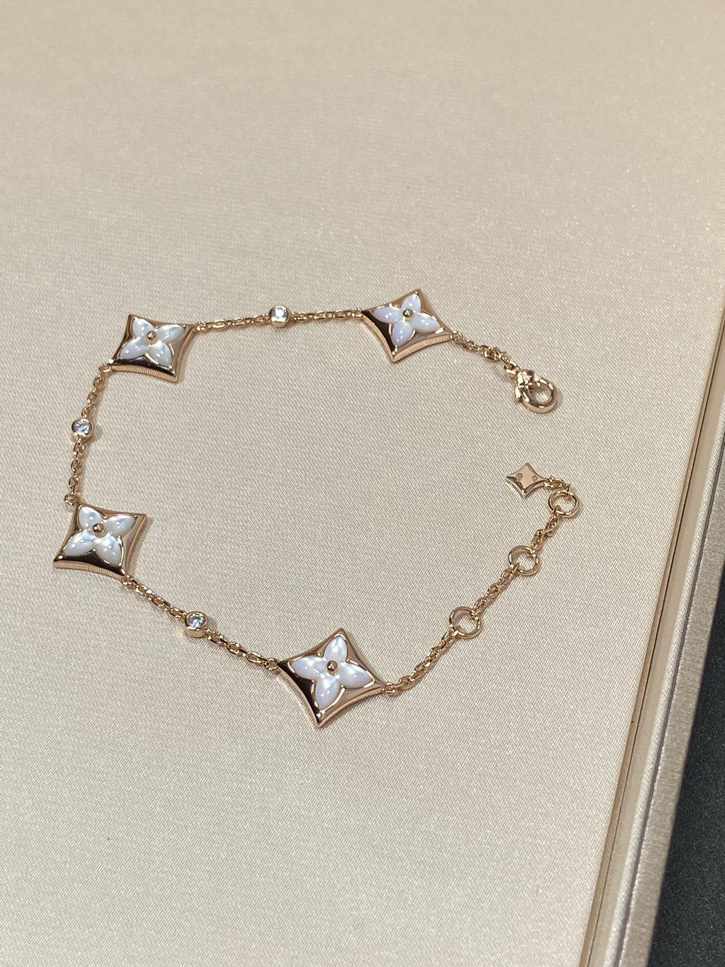 ??Loco?¡¥STAR 4 MOTIF MOP DIAMOND PINK GOLD BRACELET