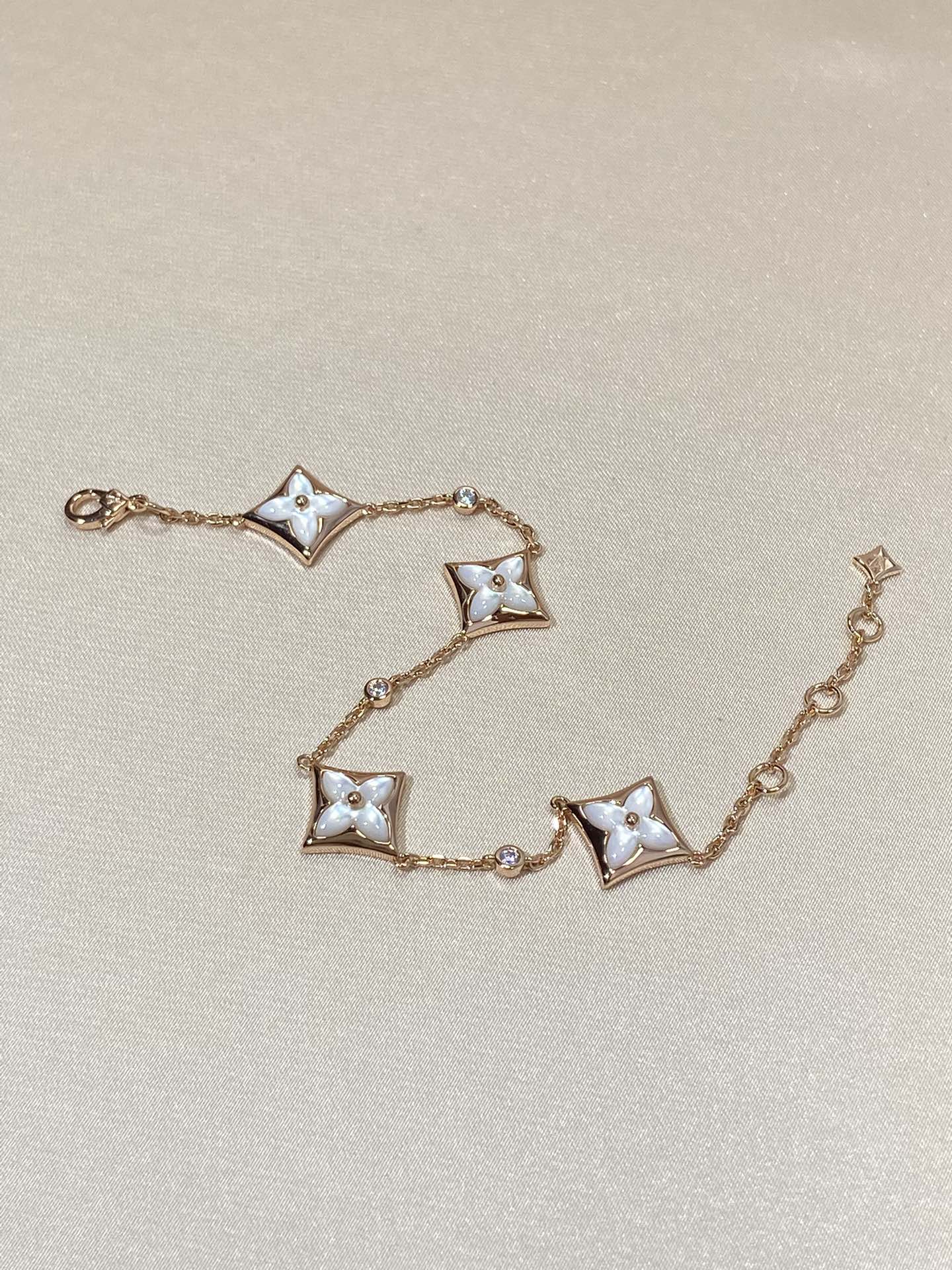 ??Loco?¡¥STAR 4 MOTIF MOP DIAMOND PINK GOLD BRACELET
