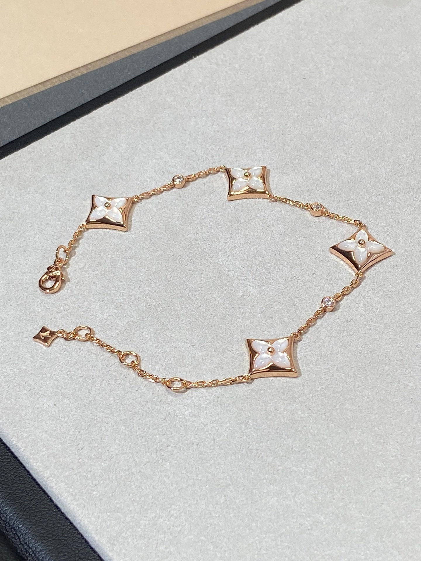 ??Loco?¡¥STAR 4 MOTIF MOP DIAMOND PINK GOLD BRACELET