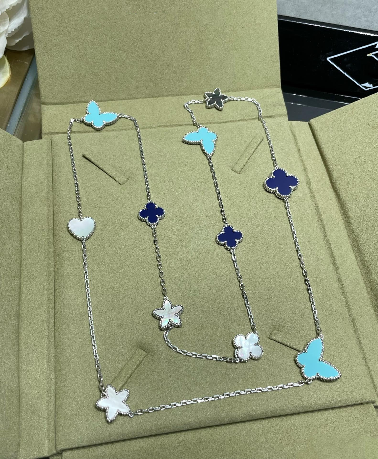 ??Loco?¡¥LUCKY CLOVER SILVER 11 MOTIF NECKLACE
