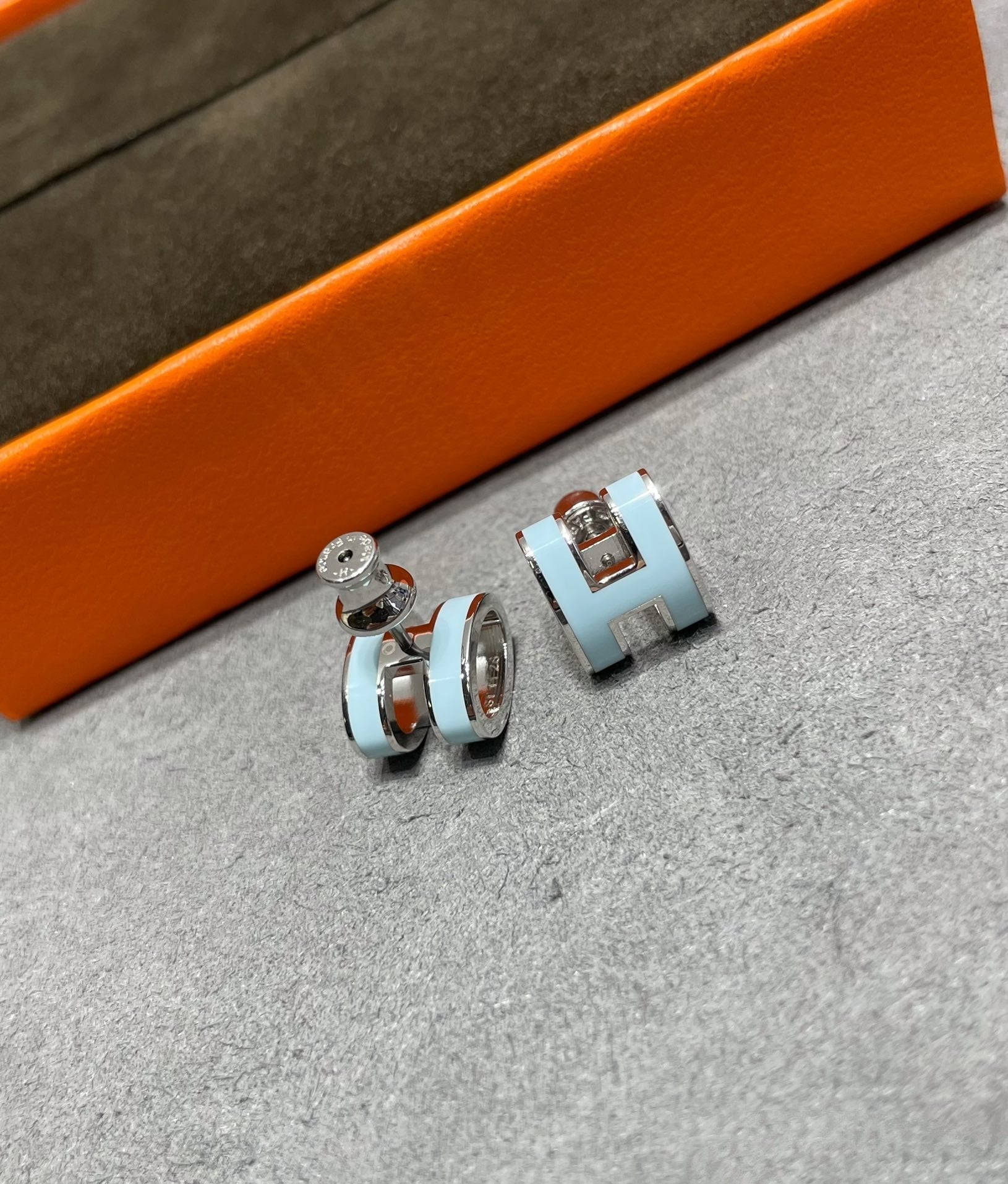 ??Loco?¡¥POP H SKY BLUE STUD EARRINGS