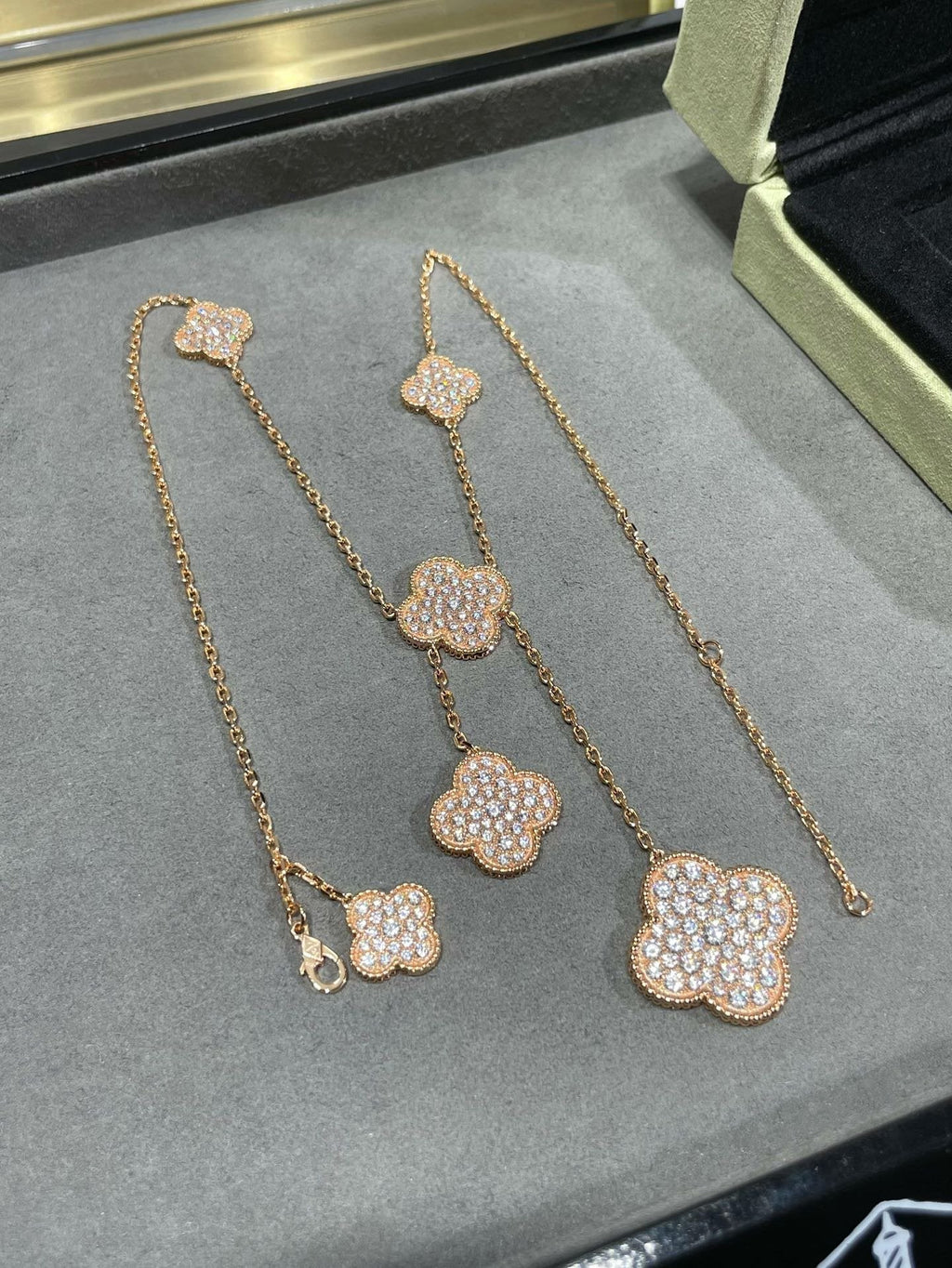 ??Loco?¡¥CLOVER 6 MOTIF DIAMOND PAVED NECKLACE