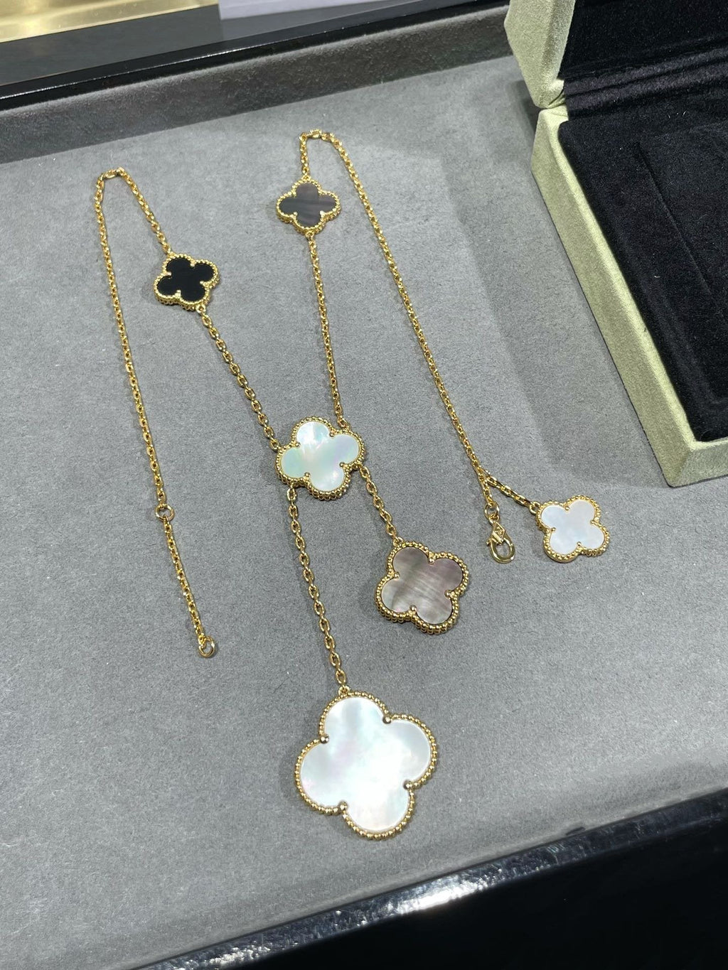 ??Loco?¡¥CLOVER 6 MOTIF MOP ONYX GOLD NECKLACE
