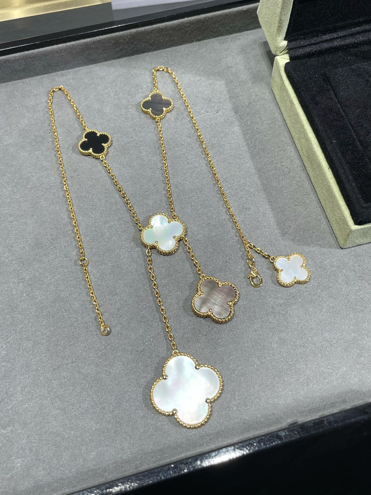 ??Loco?¡¥CLOVER 6 MOTIF MOP ONYX GOLD NECKLACE