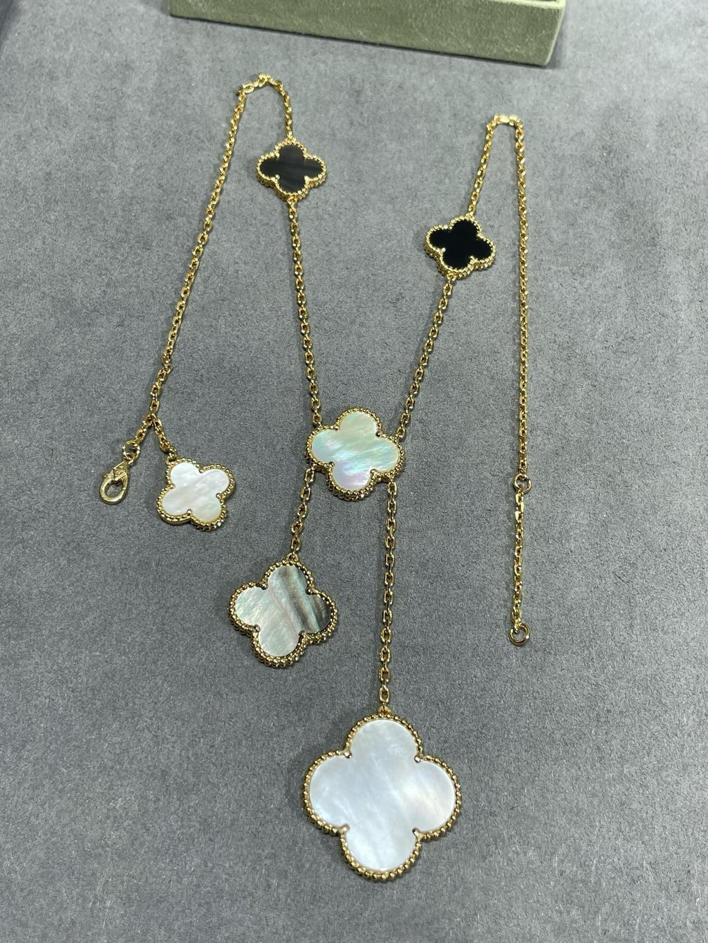 ??Loco?¡¥CLOVER 6 MOTIF MOP ONYX GOLD NECKLACE