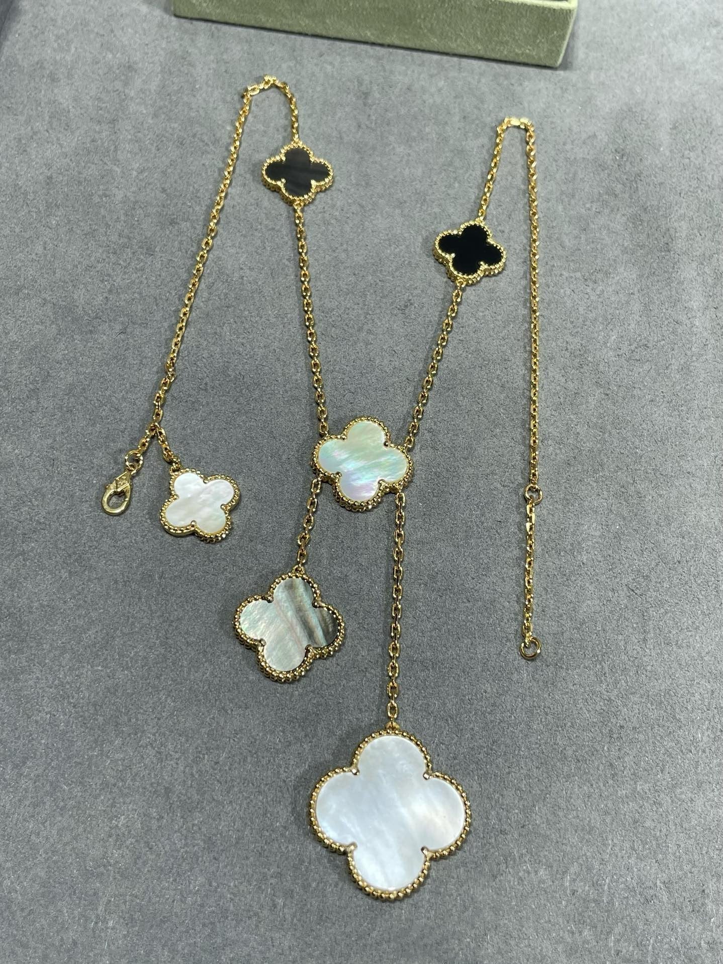 ??Loco?¡¥CLOVER 6 MOTIF MOP ONYX GOLD NECKLACE