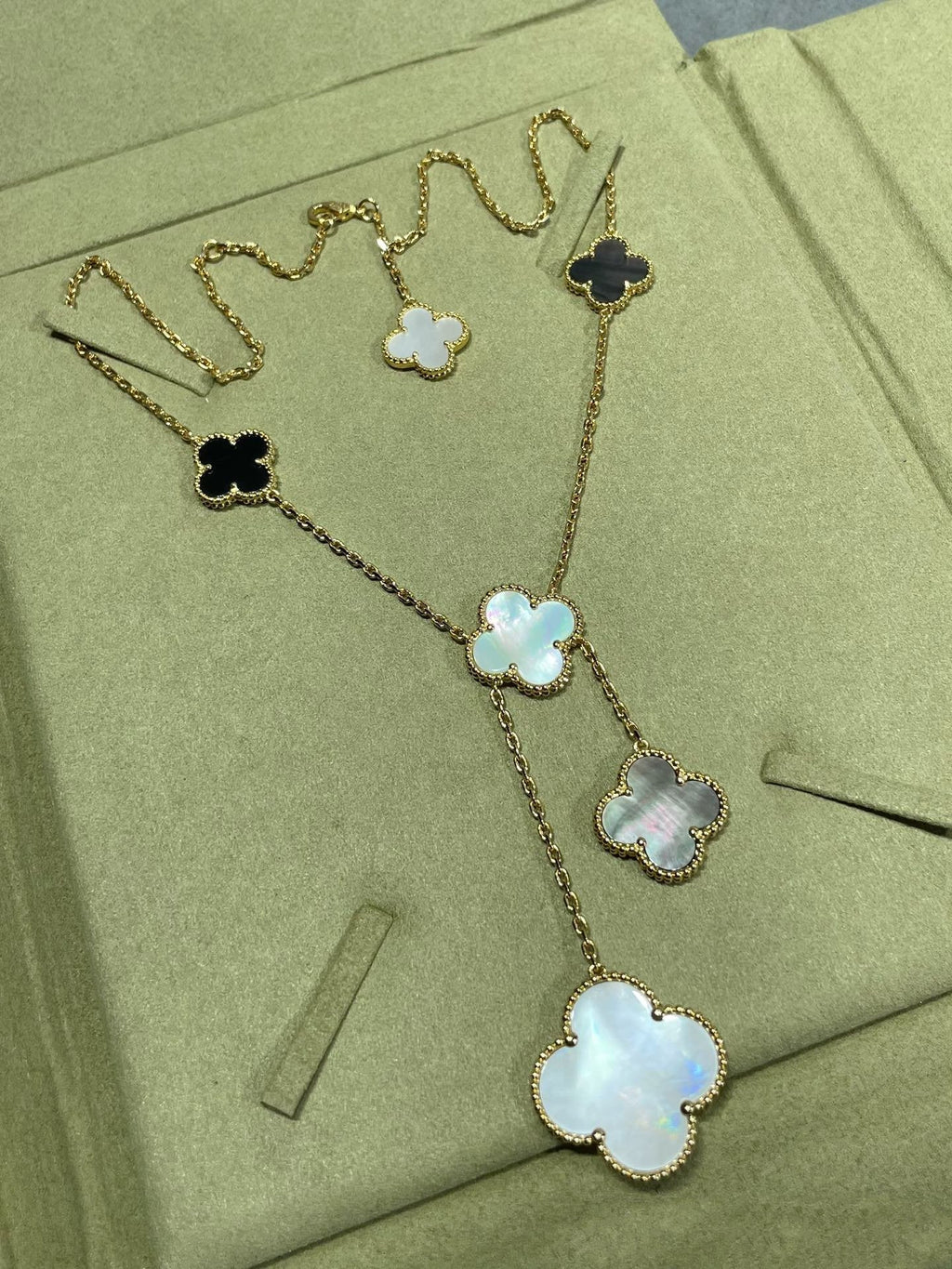 ??Loco?¡¥CLOVER 6 MOTIF MOP ONYX GOLD NECKLACE