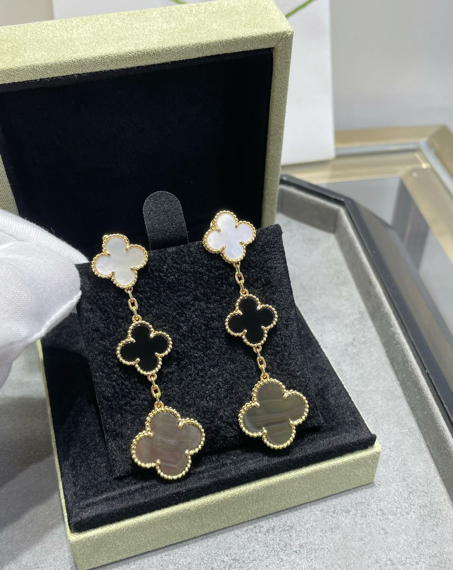 ??Loco?¡¥CLOVER 3 MOTIF MOP ONYX DARK MOP PINK GOLD EARRINGS