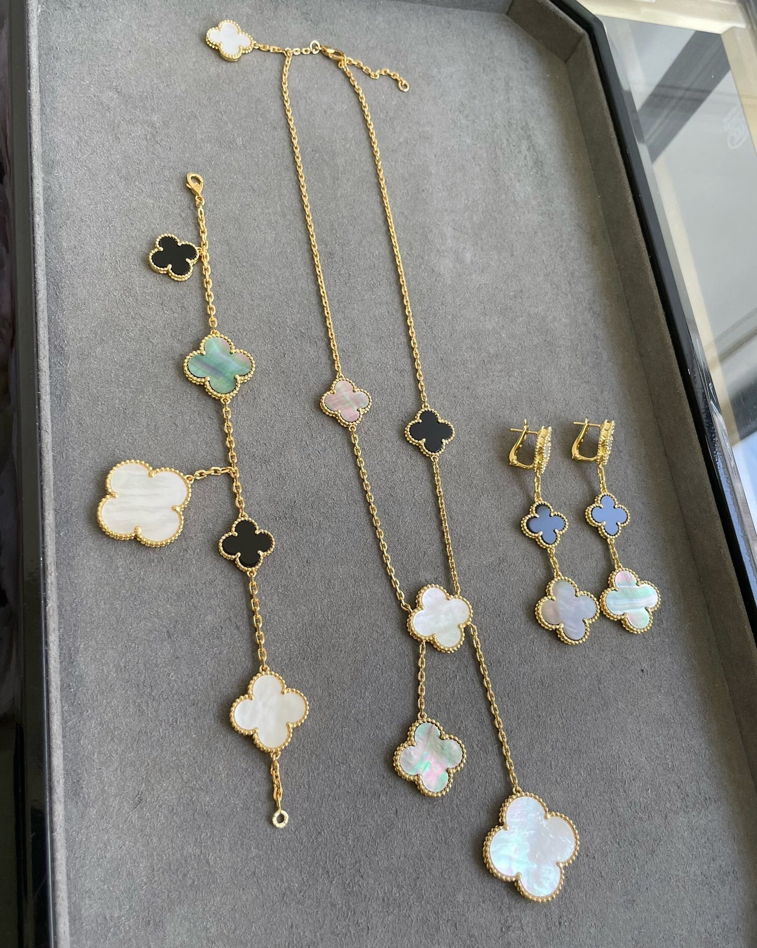 ??Loco?¡¥CLOVER 3 MOTIF MOP ONYX DARK MOP PINK GOLD EARRINGS