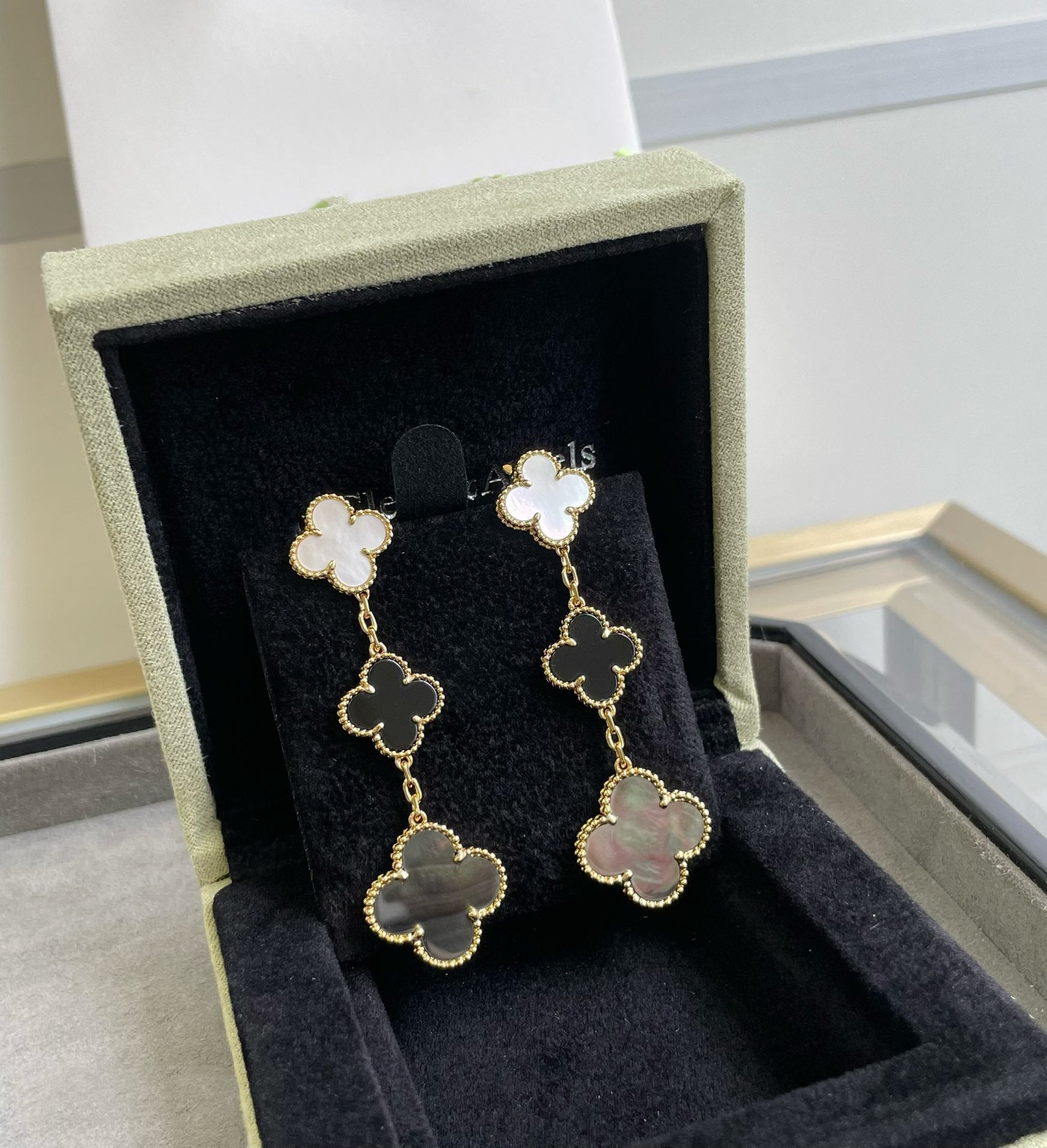 ??Loco?¡¥CLOVER 3 MOTIF MOP ONYX DARK MOP PINK GOLD EARRINGS