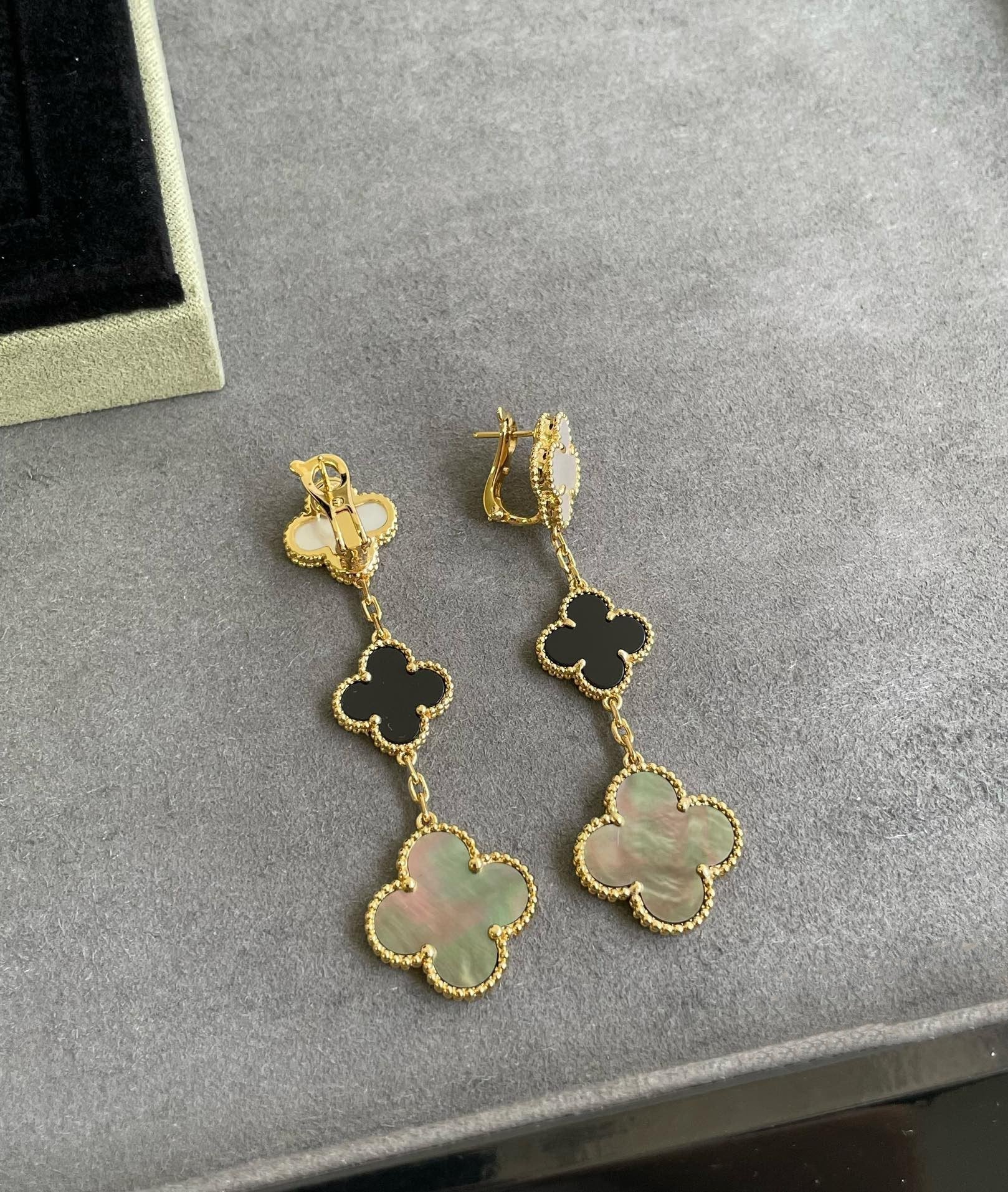 ??Loco?¡¥CLOVER 3 MOTIF MOP ONYX DARK MOP PINK GOLD EARRINGS