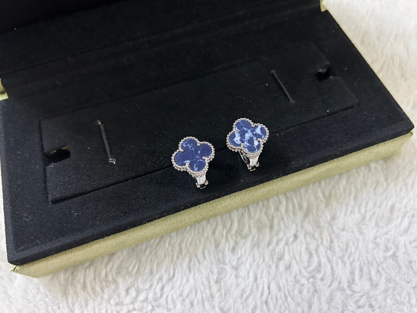 ??Loco?¡¥CLOVER PIETERSITE MEDIUM STUD EARRINGS