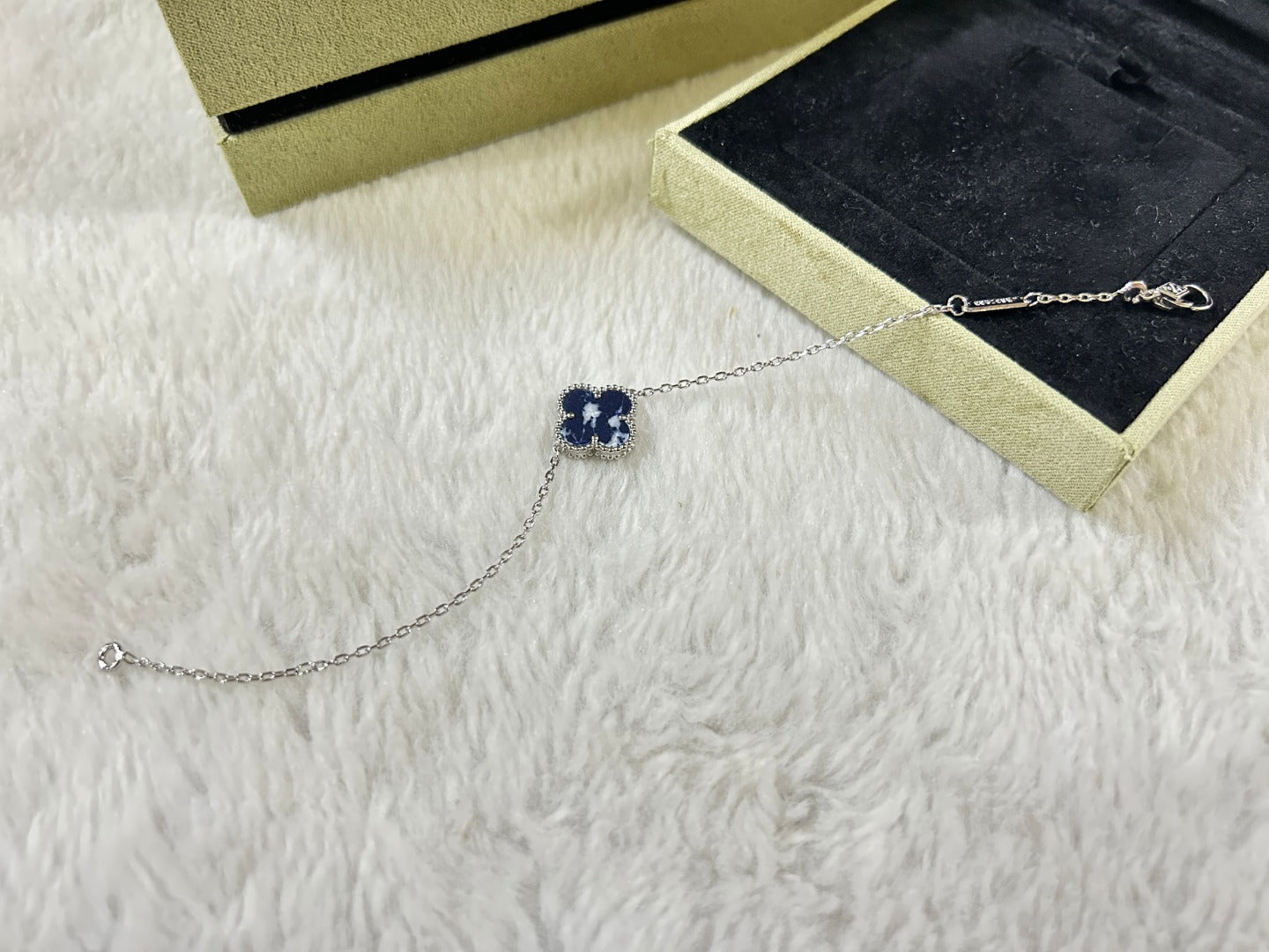 ??Loco?¡¥CLOVER 1 MOTIF PIETERSITE BRACELET
