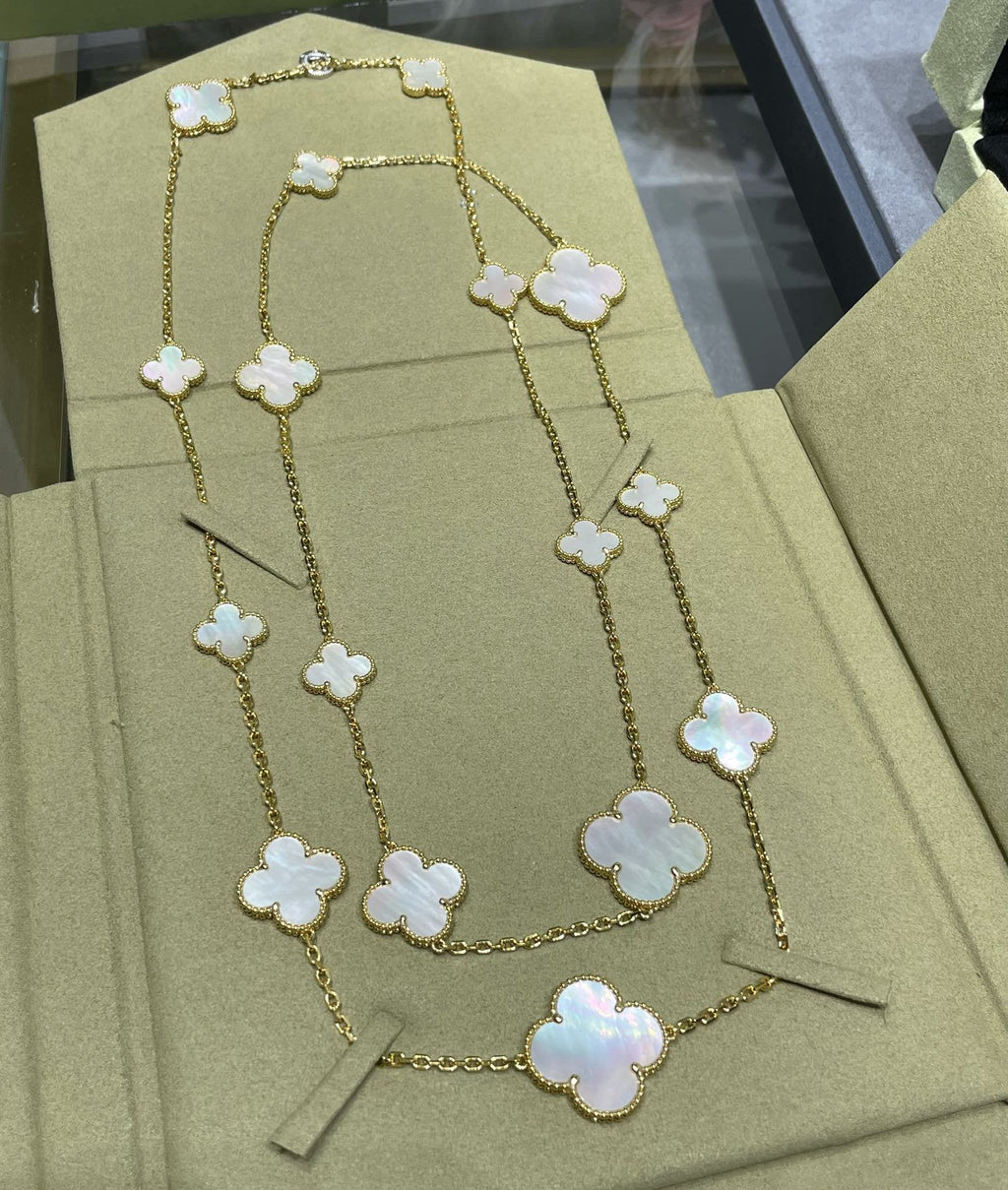 ??Loco?¡¥CLOVER 16 MOTIF WHITE MOP GOLD NECKLACE