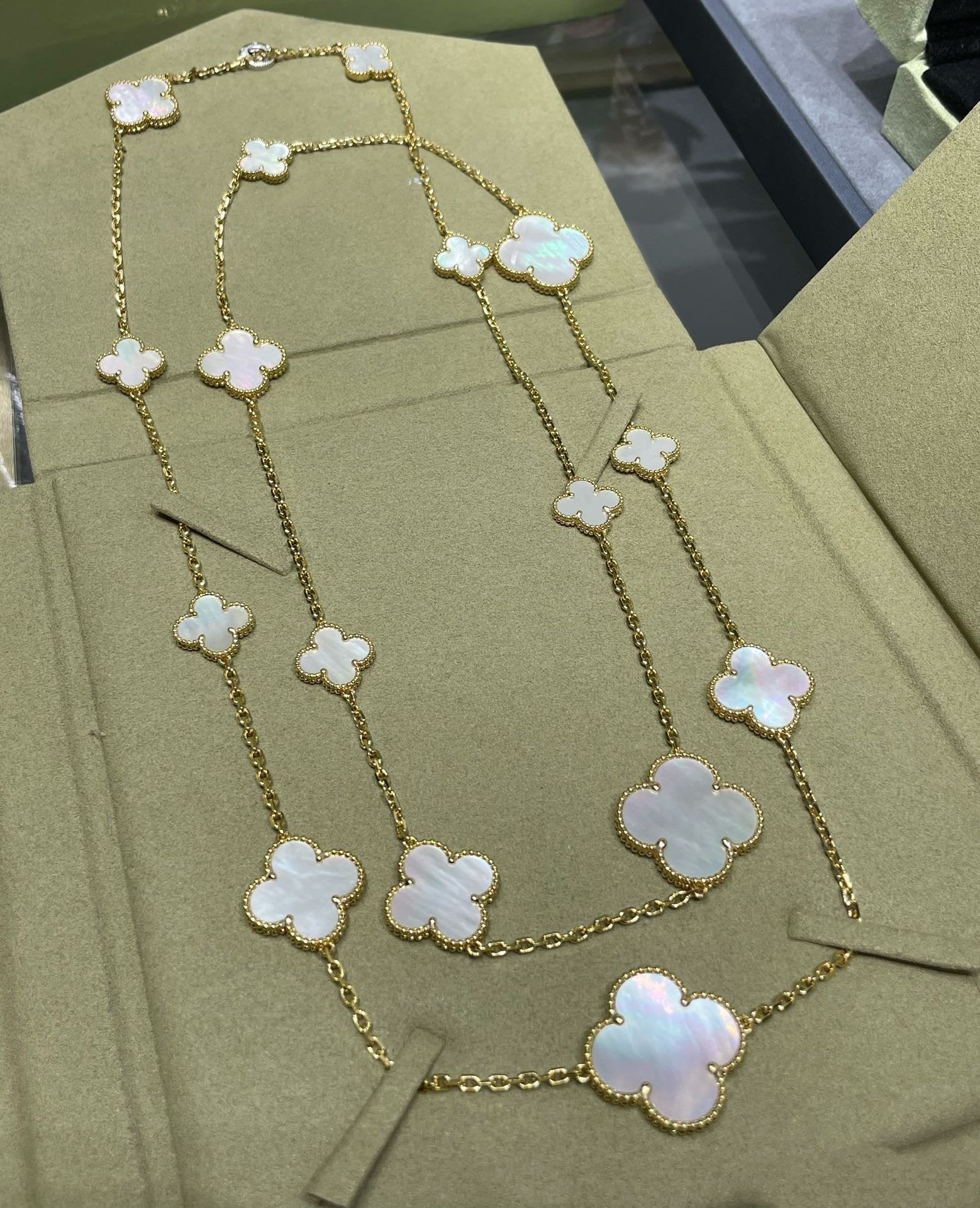 ??Loco?¡¥CLOVER 16 MOTIF WHITE MOP GOLD NECKLACE