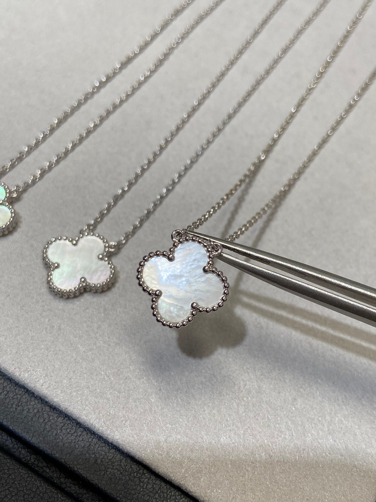 ??Loco?¡¥CLOVER MEDIUM SILVER WHITE MOP NECKLACE