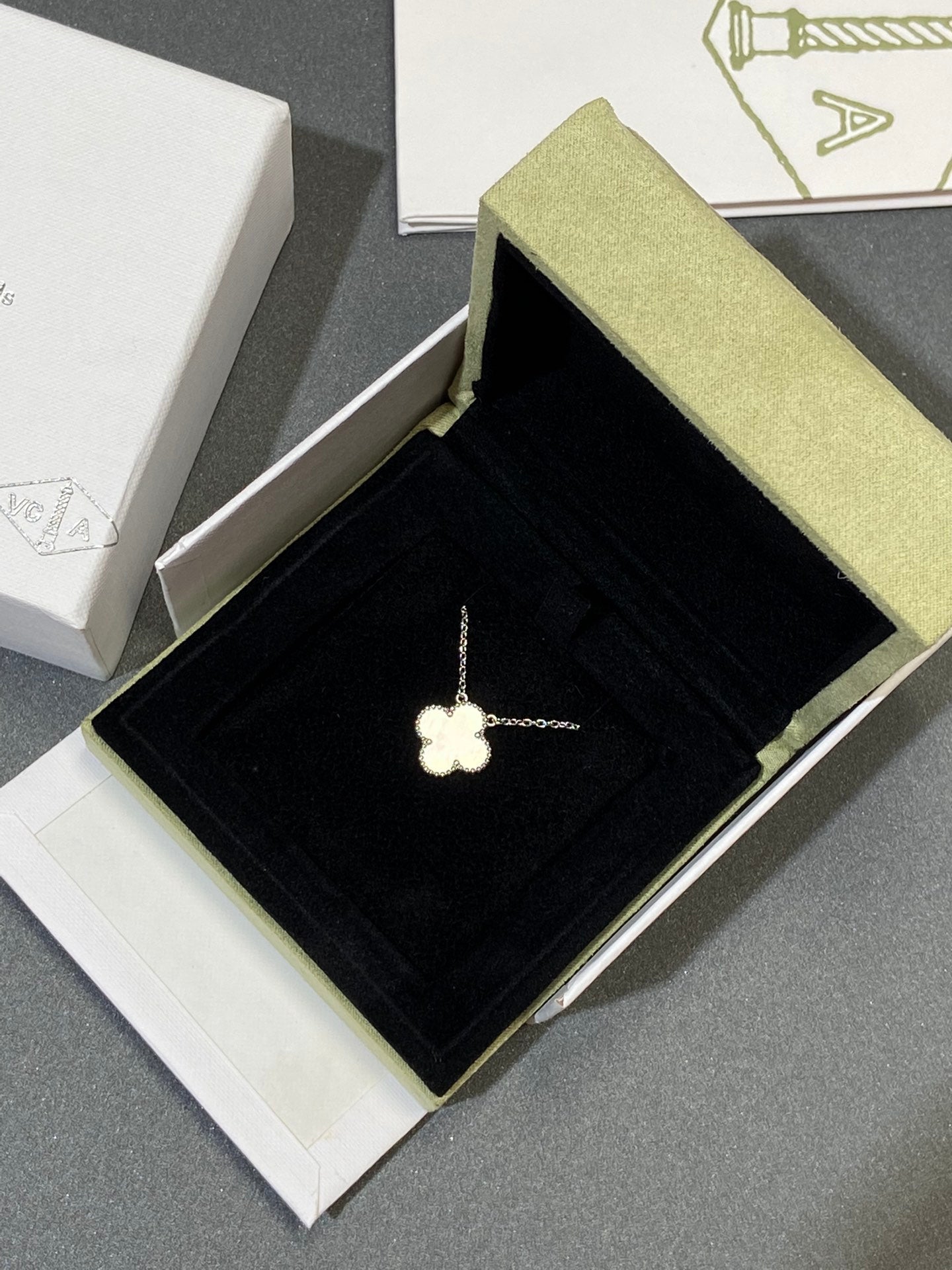 ??Loco?¡¥CLOVER MEDIUM SILVER WHITE MOP NECKLACE
