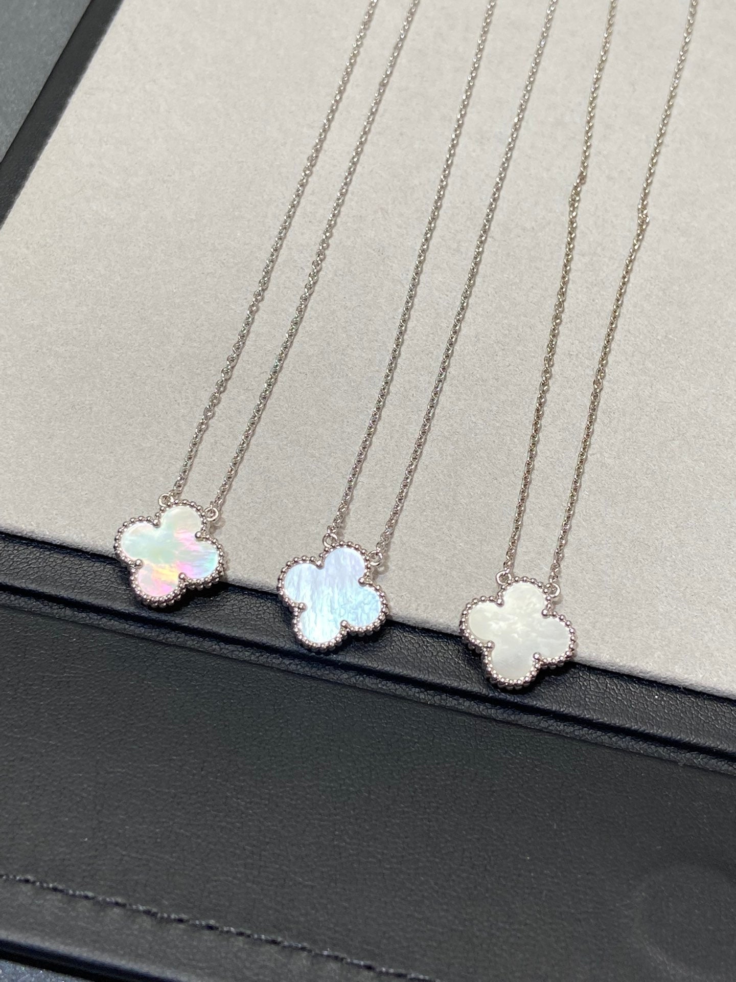 ??Loco?¡¥CLOVER MEDIUM SILVER WHITE MOP NECKLACE