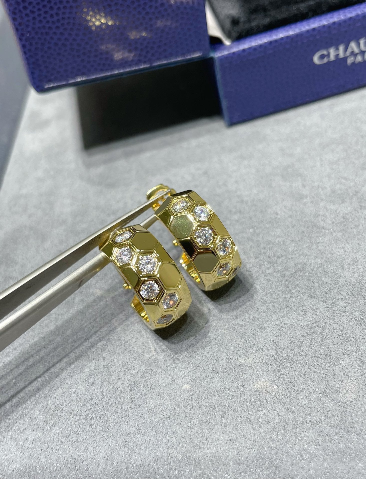 ??Loco?¡¥BEE LOVE DIAMOND HOOP EARRINGS